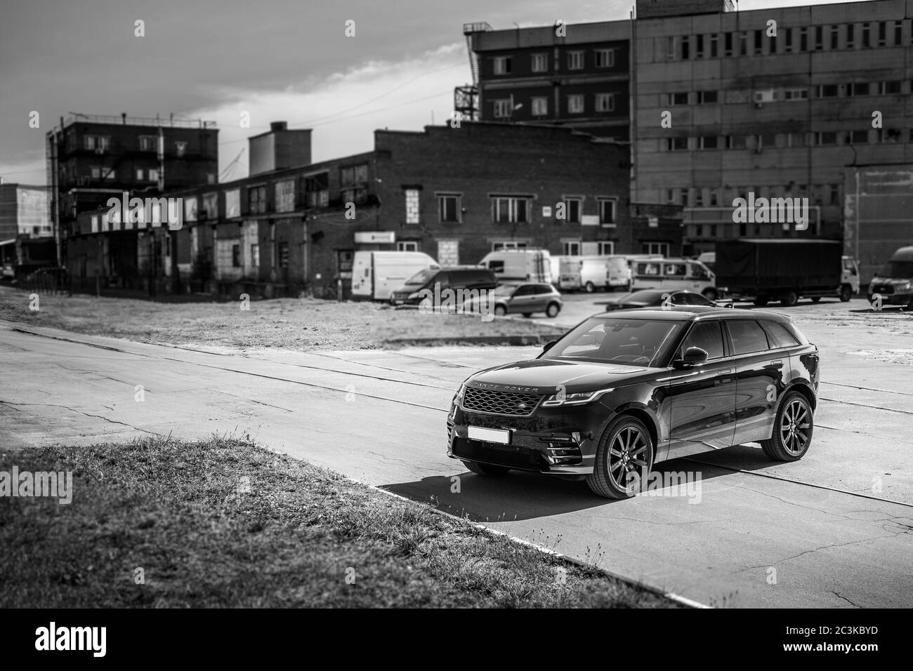 Moscou. Automne 2018. Le Land Rover Range Rover Velar en vus multisegment compact de luxe de couleur noire dans la zone industrielle Banque D'Images