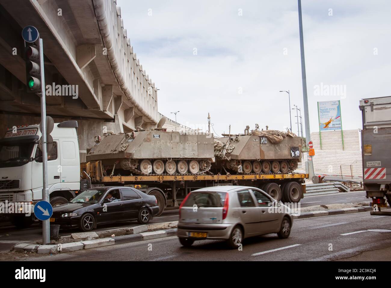 Tel Aviv automne 2018. Des équipements militaires sont transportés le long de la rue de la ville. Banque D'Images