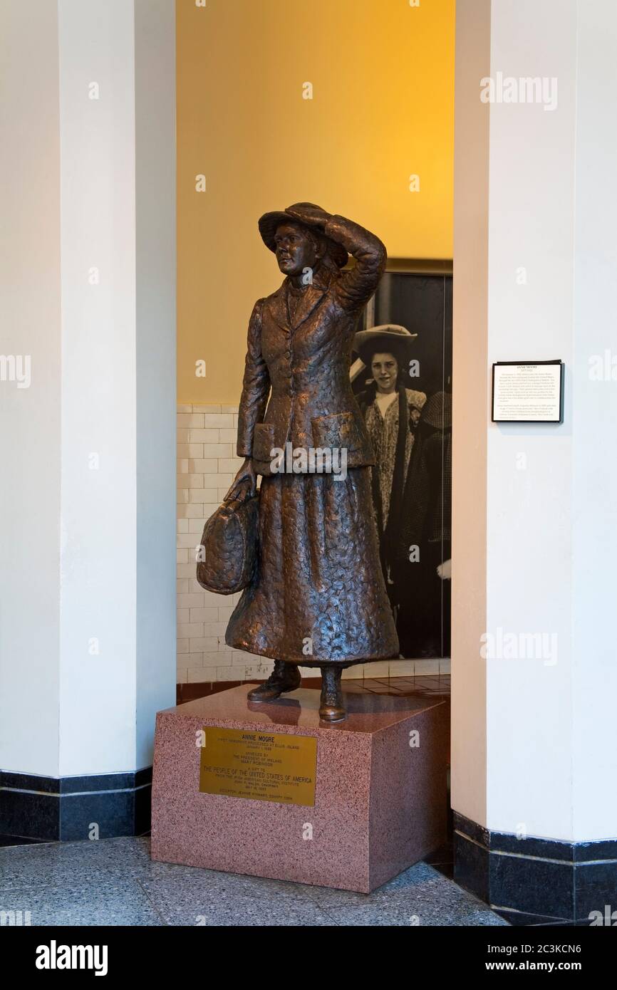 Statue d'Annie Moore par Jeanne Rynhart, Ellis Island Immigration Museum, Lower Manhattan, New York, New York, États-Unis Banque D'Images
