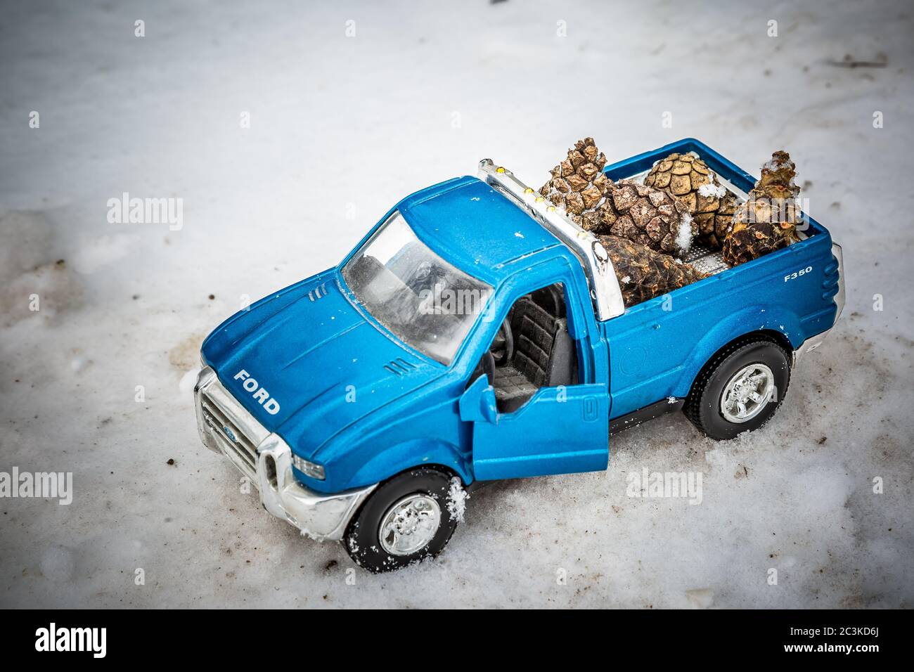 Moscou. Décembre 2018. Camion de pick-up bleu Ford F350 avec porte ouverte sur une route. Porte des cônes de sapin. Hiver. Banque D'Images