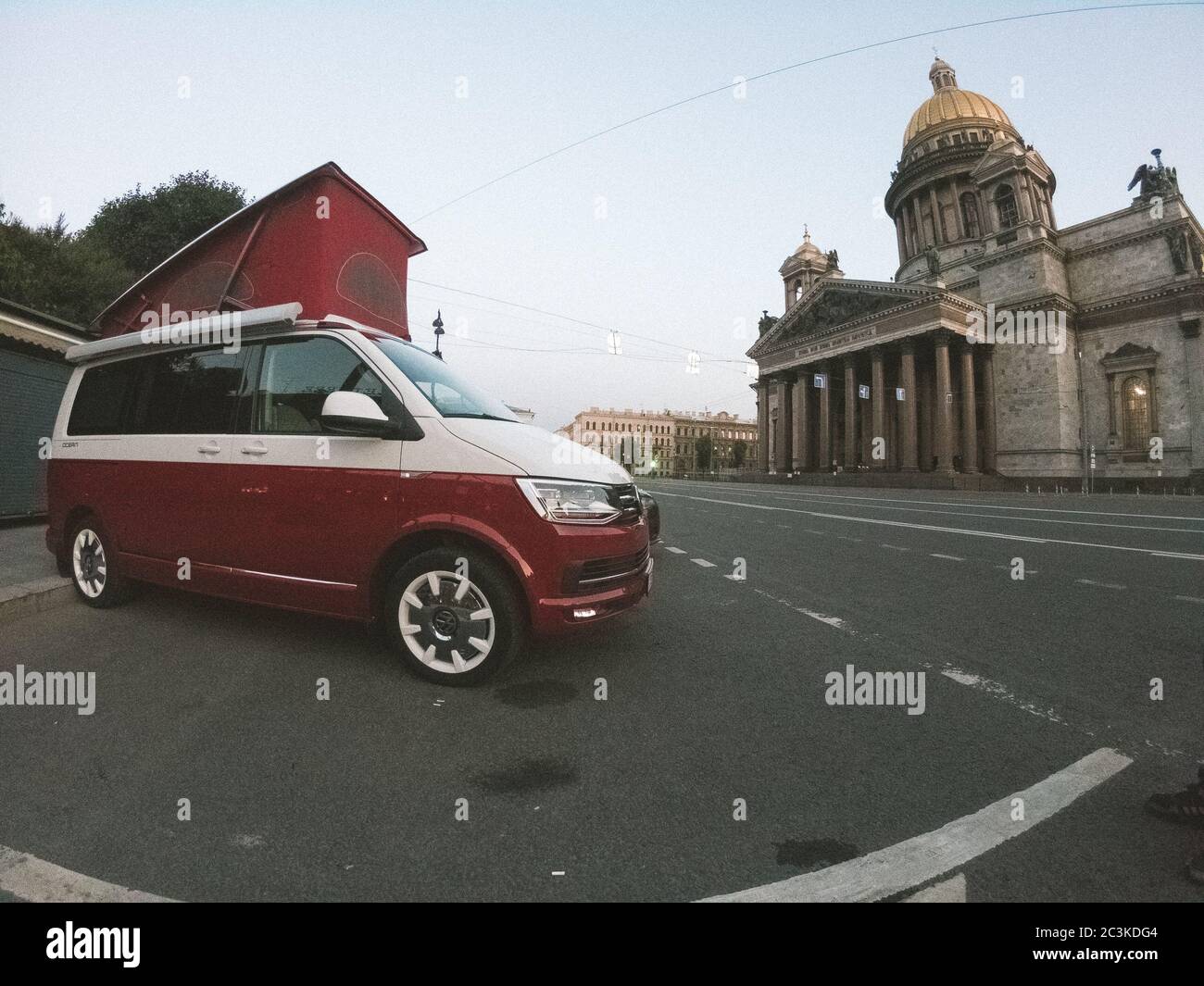 Saint-Pétersbourg, Russie - 22 juillet 2019 : Volkswagen Multivan California Ocean (transporteur T6), de couleur rouge et blanc. Garé pour la nuit dans la rue en face de la cathédrale. Banque D'Images