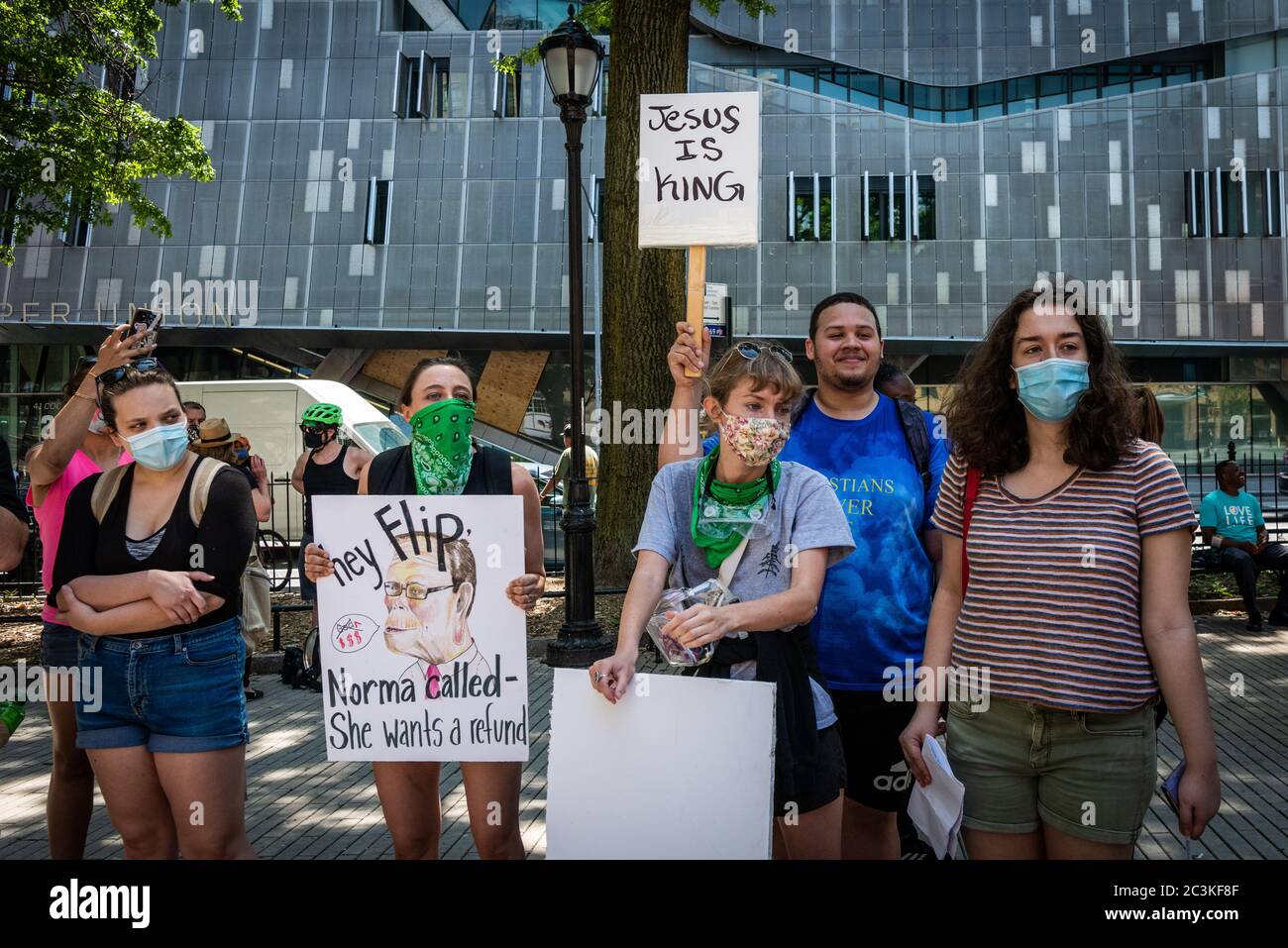 Une coalition de groupes pro-choix et de défense des droits civils proteste contre l'événement « Jesus Matters », organisé par deux groupes de haine anti-avortement, Love Life et Operation America, et sous la direction du ministre d'extrême-droite Flip Benham, Qui a été présenté dans le documentaire 'AKA Jane Roe', dans le triangle Cooper à New York le 20 juin 2020. (Photo de Gabriele Holtermann/Sipa USA) crédit: SIPA USA/Alay Live News Banque D'Images