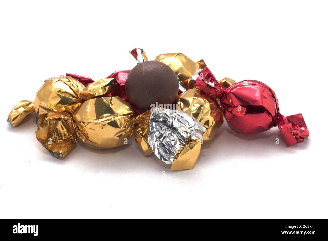 Bonbon au chocolat rond avec emballage en papier d'aluminium isolé sur le  blanc arrière-plan Photo Stock - Alamy