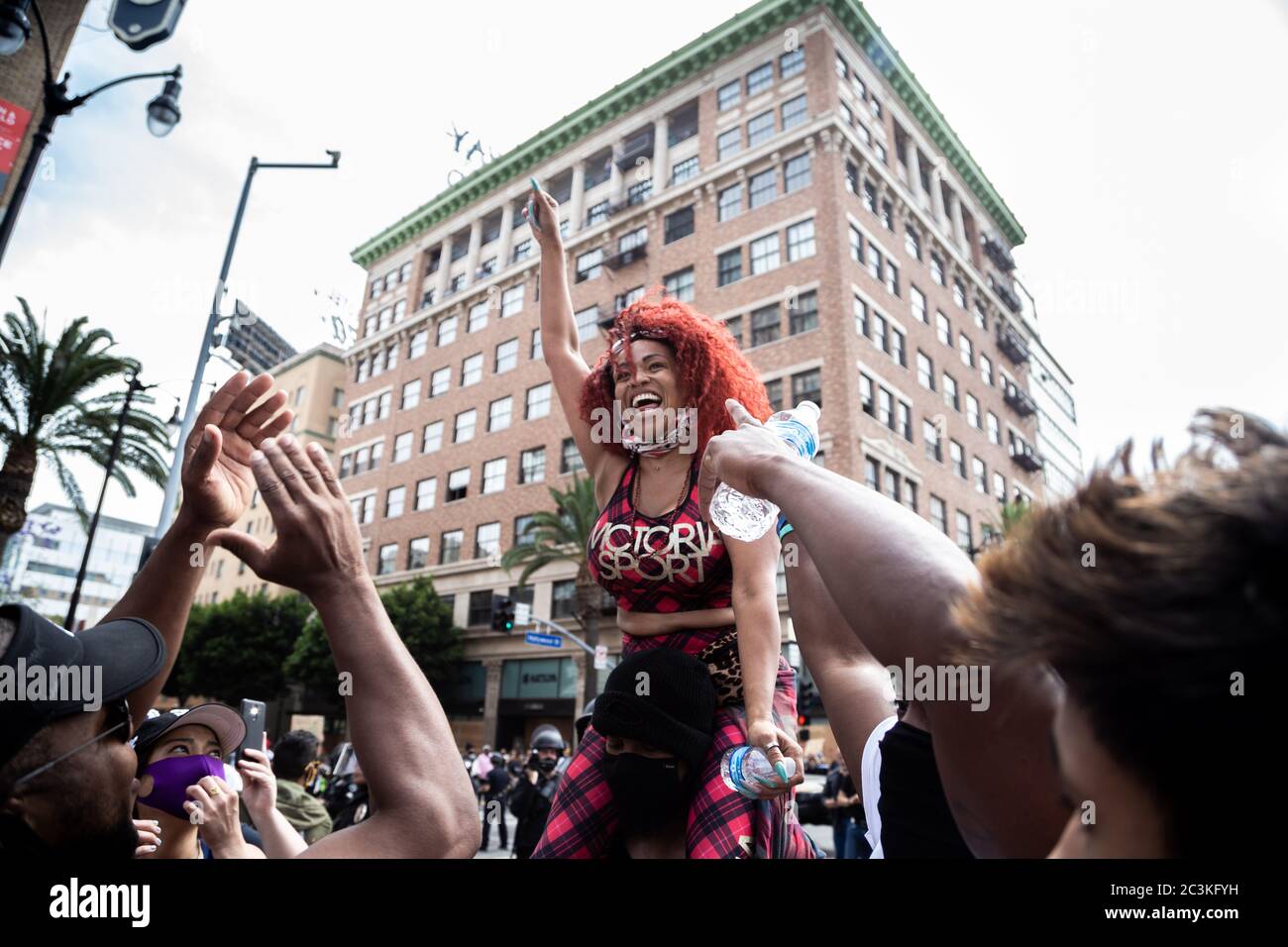 Un protestant de B.L.M célèbre après que la police anti-émeute ait été retiré d'un bras de fer, et la manifestation a été autorisée à descendre Hollywood Blvd, à Los Angeles, CA. Banque D'Images