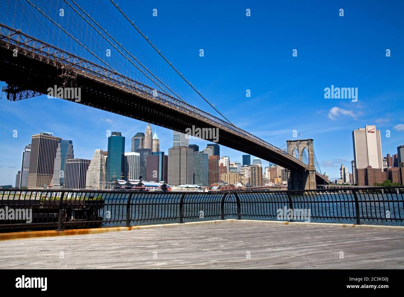 Pont de Brooklyn et Manhattan Skyline vue de l'Empire Fulton Ferry State Park, Dumbo, Brooklyn, New York City, New York, USA Banque D'Images