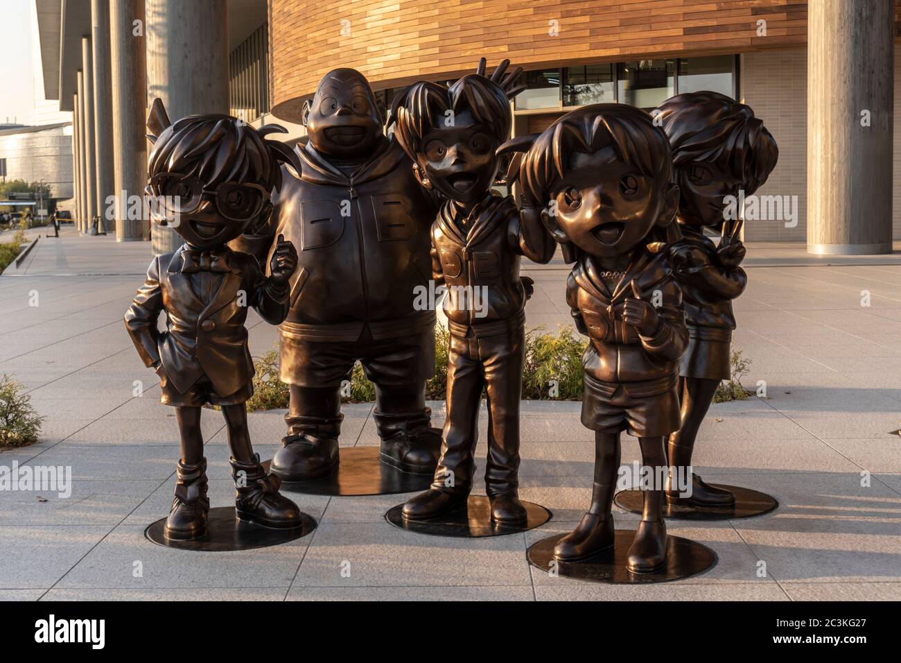 Statues en bronze du détective Conan devant le studio YTV d'Osaka, Osaka Business Park, Japon Banque D'Images