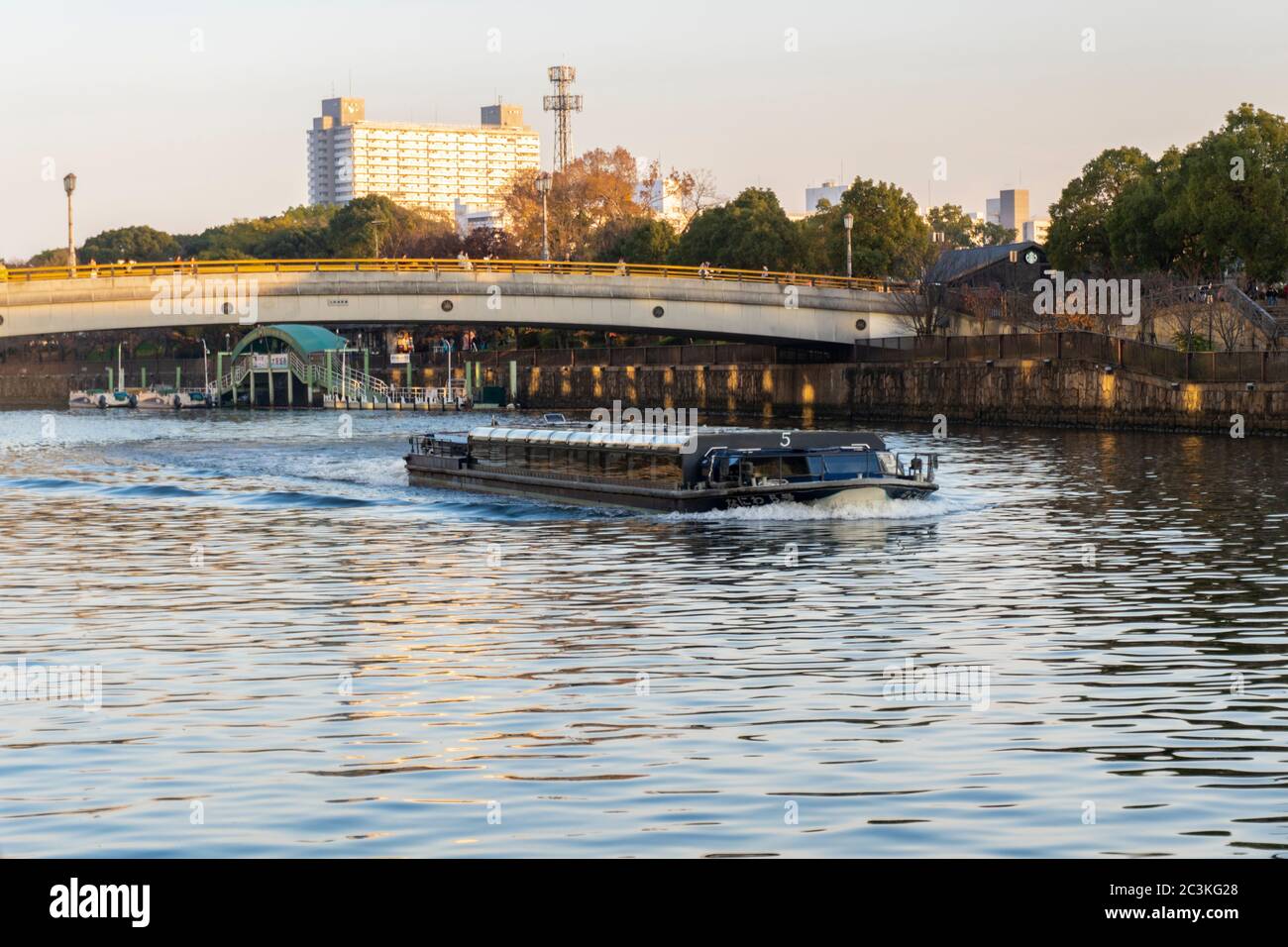 Aqualiner au départ de la jetée d'Osakajo, le bateau de visite en bus aquatique permet aux visiteurs d'explorer Osaka depuis l'eau. Banque D'Images