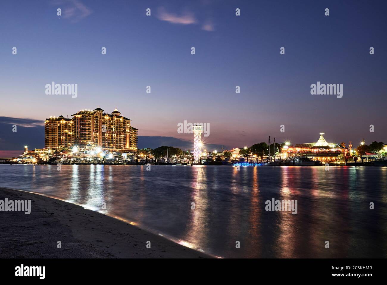Emerald Grande at Harbor condominiums Village à pied et Marina de Destin, Florida, USA, au coucher du soleil. Tout juste sur les feux dans le quartier des divertissements. Banque D'Images