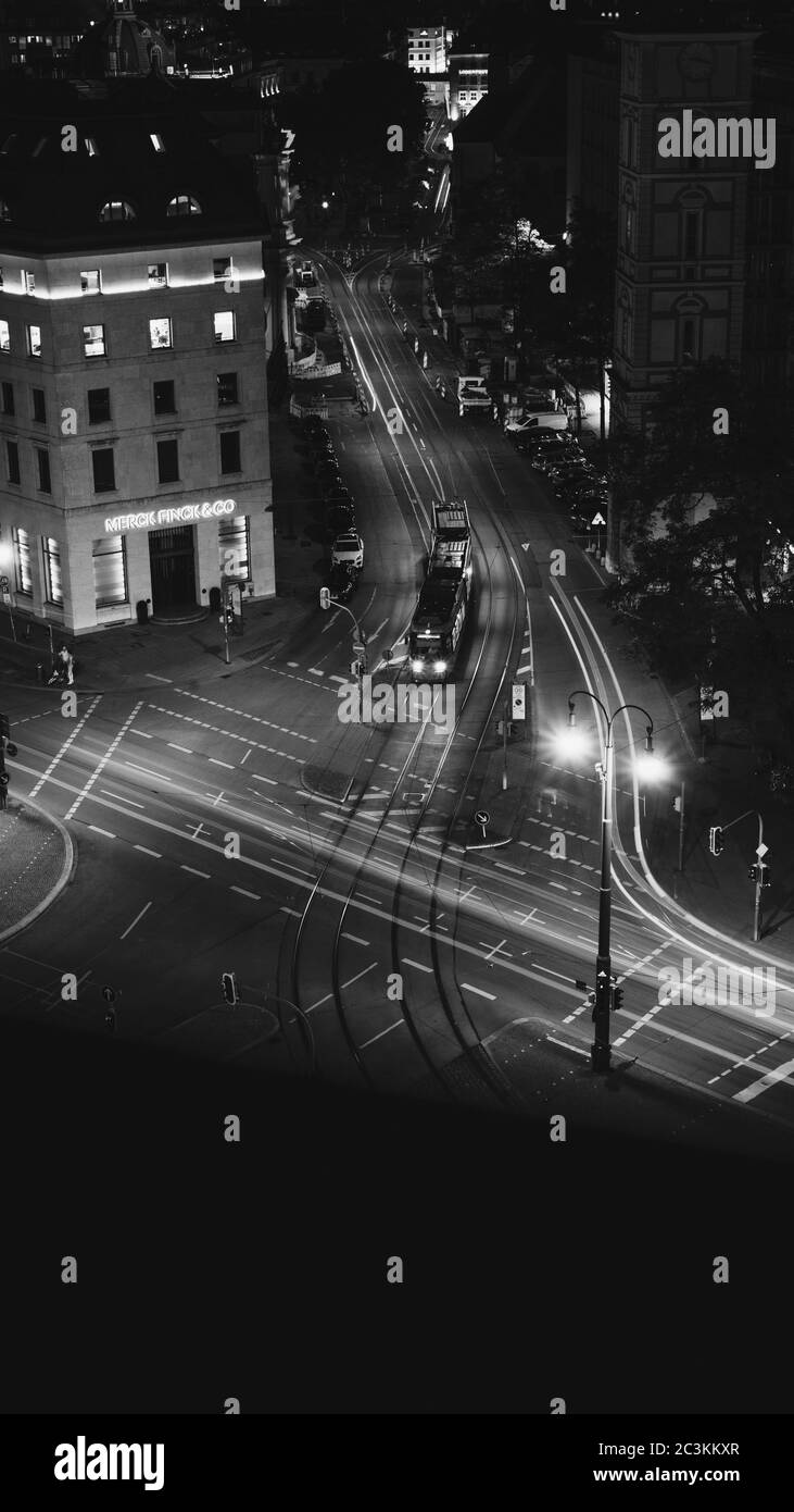 Image verticale en niveaux de gris des pistes lumineuses de la voiture la nuit Banque D'Images