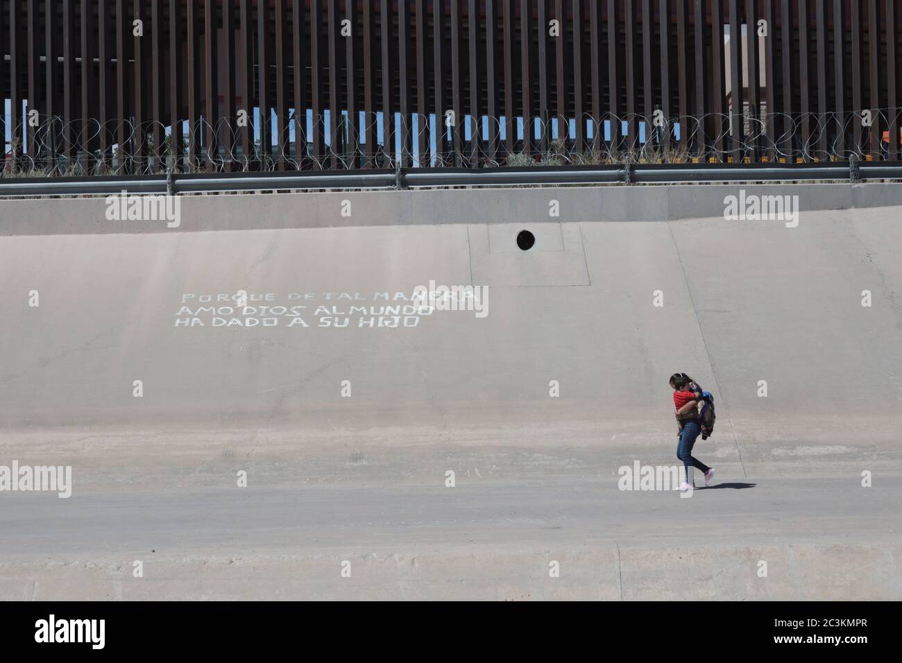 Pékin, Mexique. 18 juin 2020. Tania, une immigrante hondurienne, portant son fils Erick dans ses bras, se promène autour du mur frontalier entre le Mexique et les États-Unis à Ciudad Juarez, Mexique, le 18 juin 2020. L'administration américaine dirigée par le président Donald Trump profite de la pandémie COVID-19 pour renforcer les politiques de migration et d'asile, ont déclaré des experts d'Amérique latine. Tania, qui sort de sa ville natale du Honduras d'Amérique centrale et espère entrer légalement aux États-Unis, est maintenant confrontée à un avenir inconnu. Crédit: David Peinado/Xinhua/Alay Live News Banque D'Images