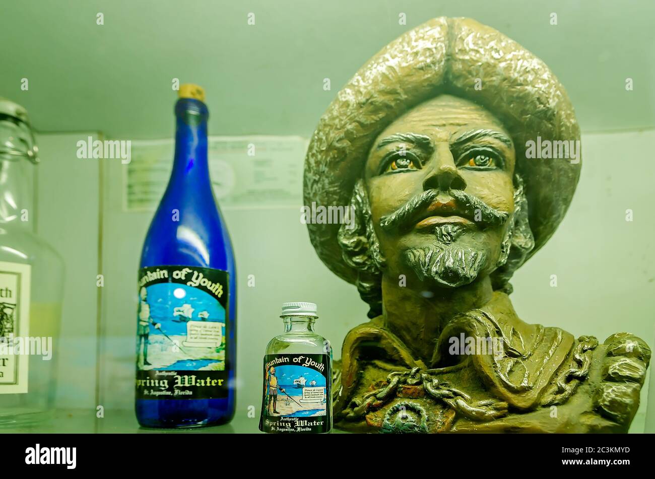 Un buste de Ponce de Leon est photographié avec l'eau de source de la fontaine du parc archéologique Fountain of Youth à St. Augustine, Floride. Banque D'Images