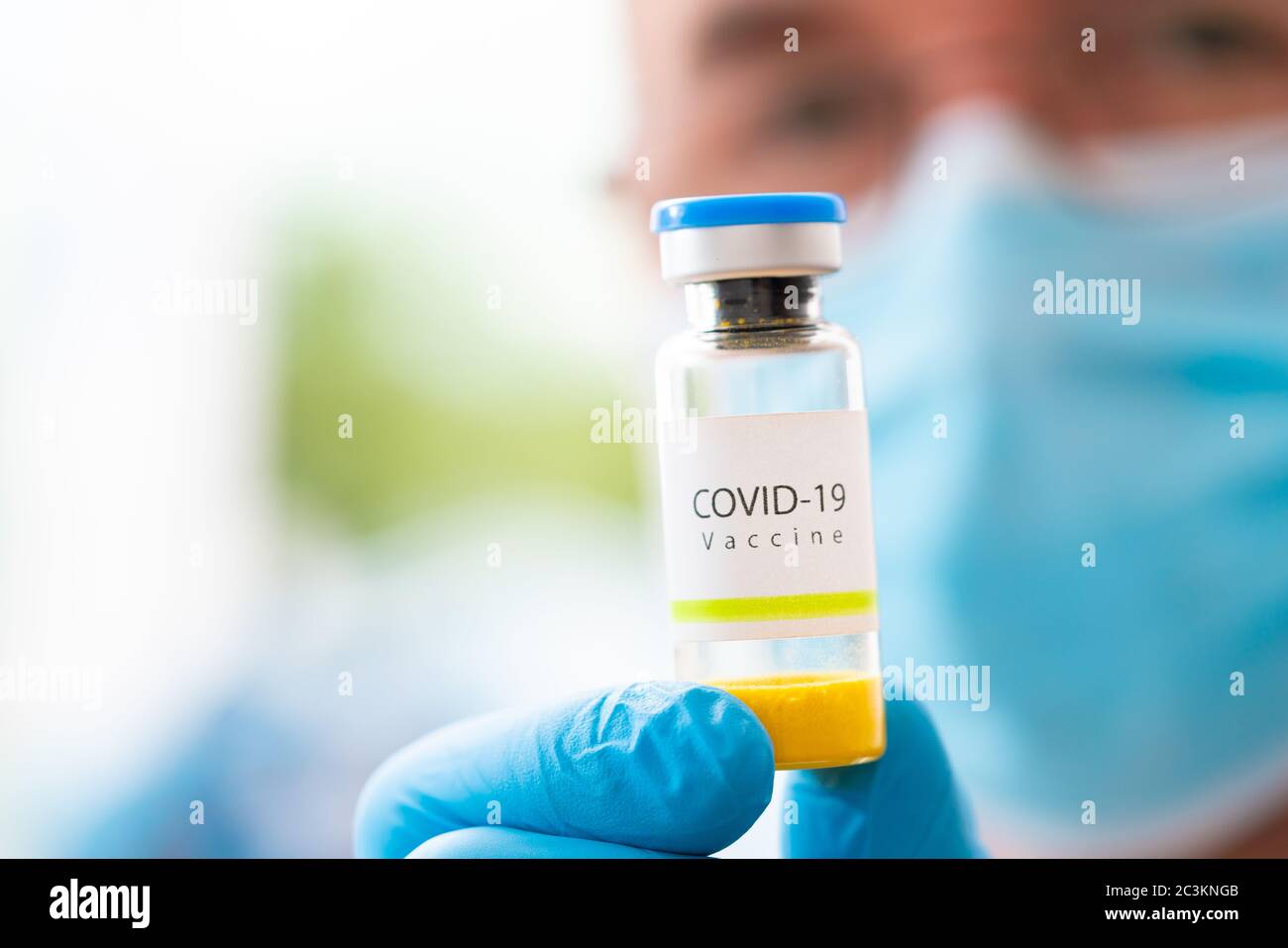 Médecin avec le vaccin contre le coronavirus Covid-19 en main. Concept de recherche avec Vaccine for Covid -19 dans un laboratoire de recherche. Banque D'Images