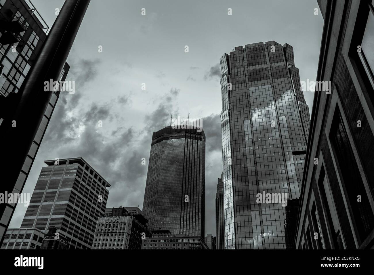 Minneapolis Skyline depuis le sol Banque D'Images