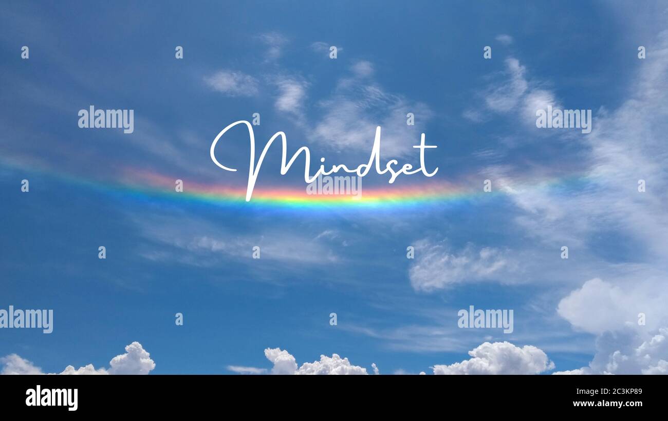 Citation Inspiree Ecrite Sur Un Ciel Nuageux Avec Un Arc En Ciel Message Avec L Expression D Etat D Esprit Message Ou Carte Concept D Inspiration De Pleine Conscience Pos Photo Stock Alamy