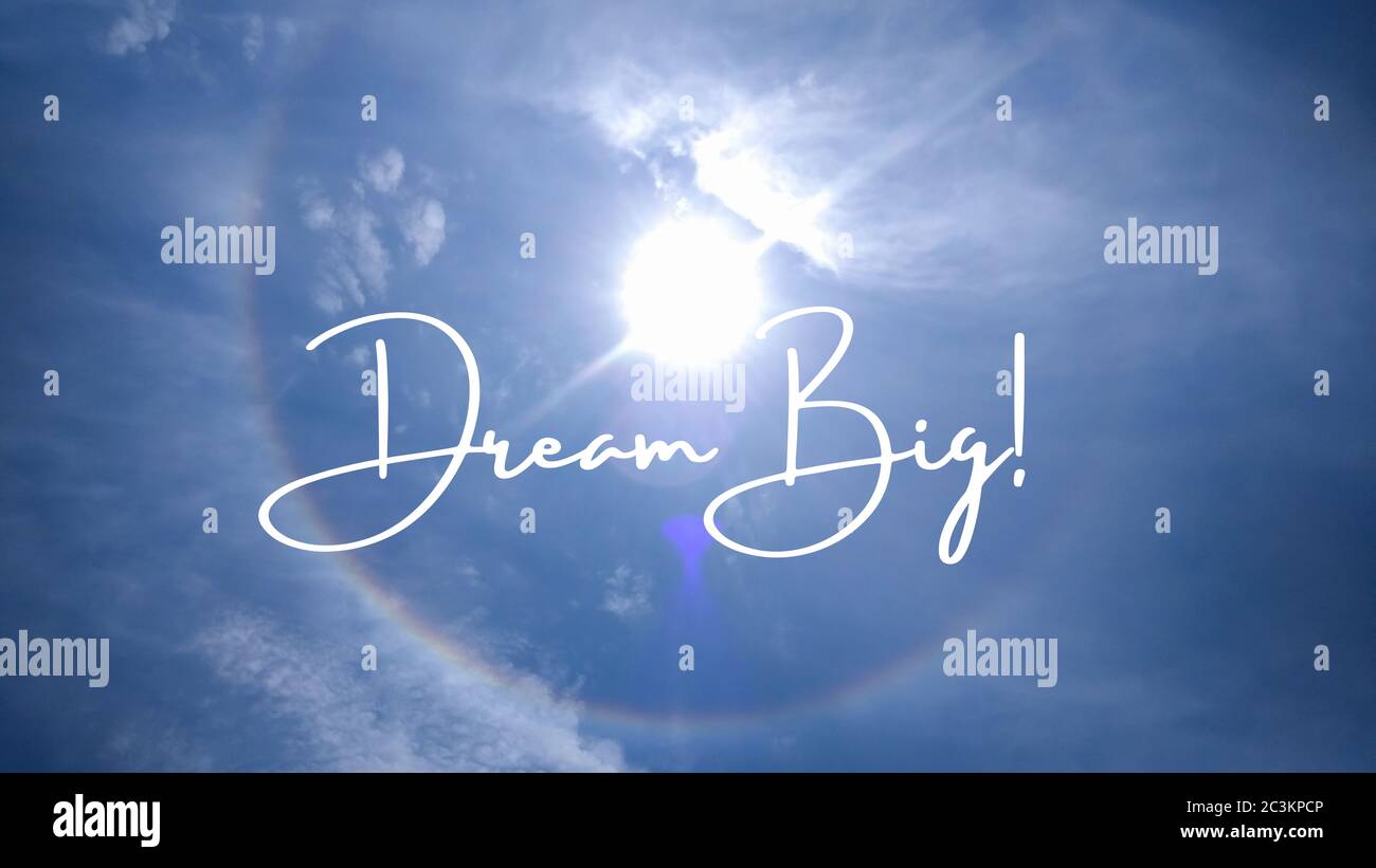 Citation Inspiree Ecrite Sur Un Ciel Nuageux Avec Un Arc En Ciel Message Avec L Expression Dream Big Message Ou Carte Concept D Inspiration Phrases Positives Photo Stock Alamy
