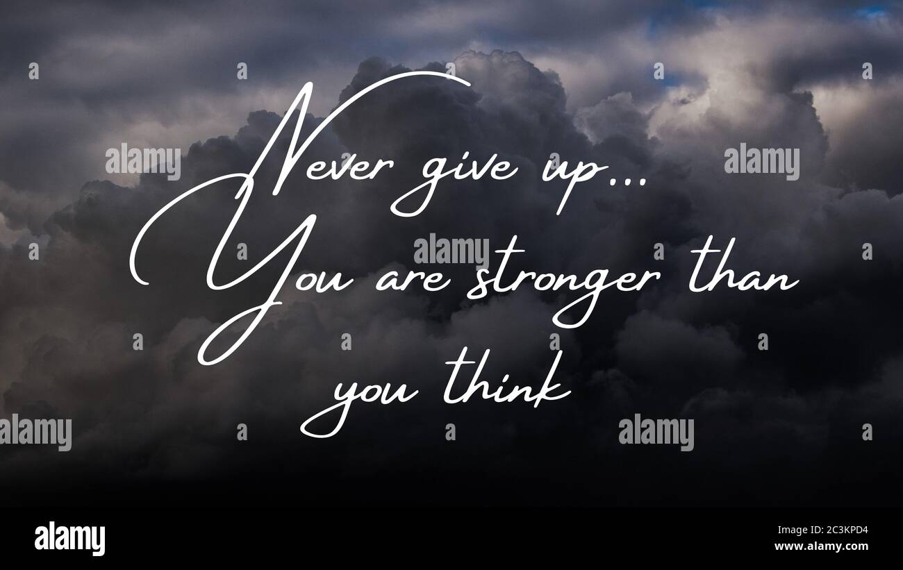 Citation Inspiree Ecrite Sur Un Ciel Orageux Message Avec L Expression Ne Jamais Abandonner Vous Etes Plus Fort Que Vous Pensez Message Ou Carte Concept De L Inspir Photo Stock Alamy