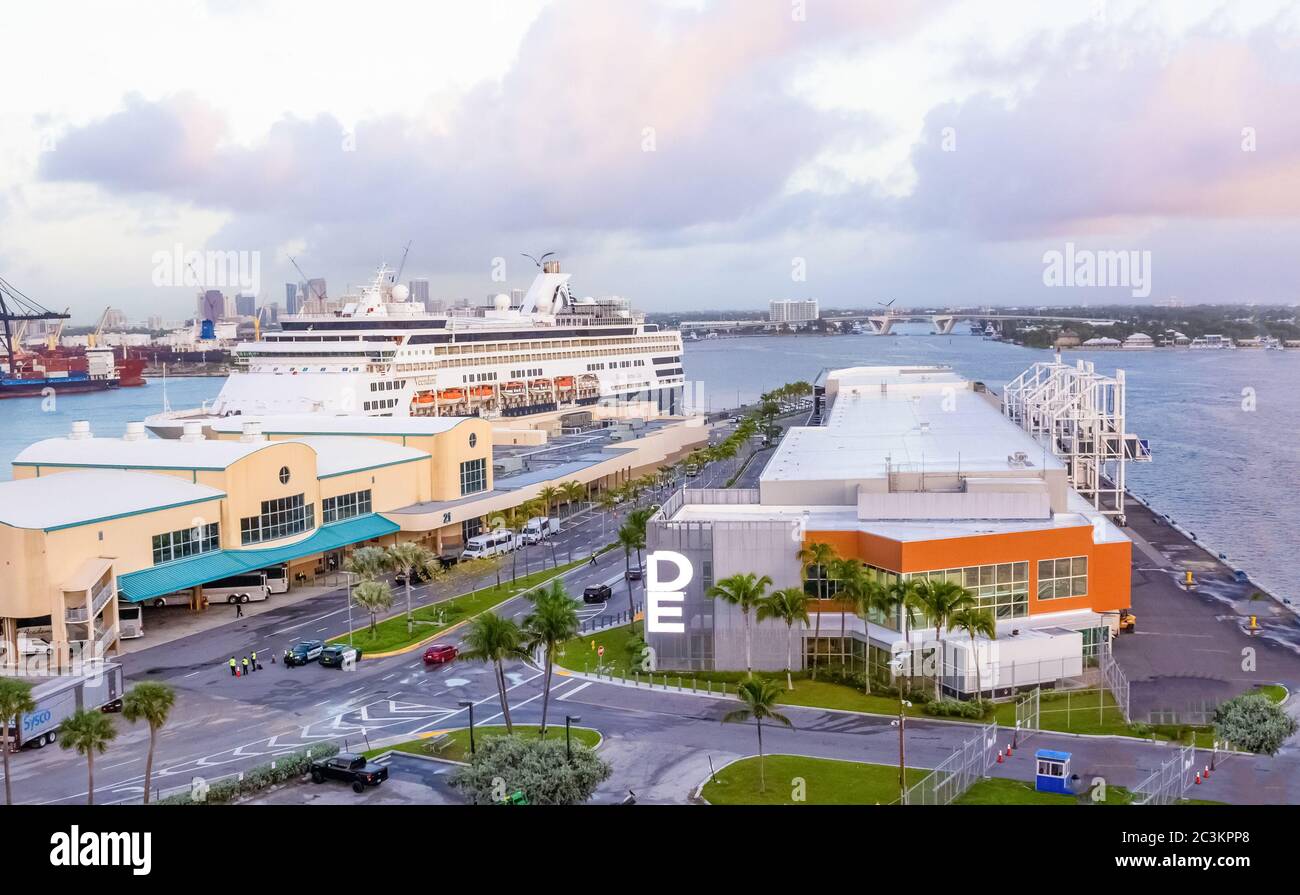 Fort Lauderdale - le 11 décembre 2019 : vue d'un terminal de croisière à Port Everglades, à ft. Lauderdale, Floride Banque D'Images
