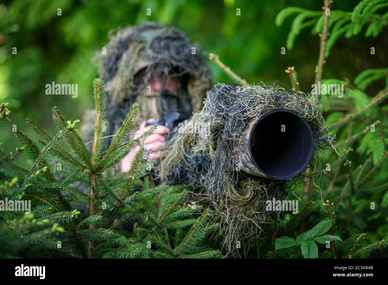 Photographe de la faune dans le ghillie de l'été camouflage travail dans la nature Banque D'Images