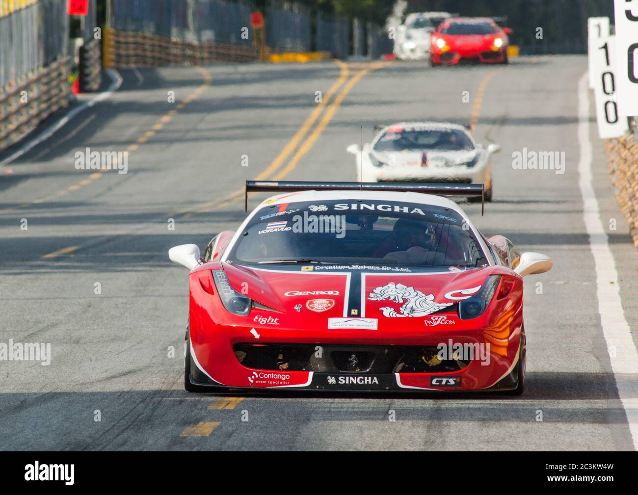 Bang Saen, Thaïlande - 28 novembre 2015: Le défi Ferrari 458 Italia de Voravud Bhirombhakdi de Thaïlande en compétition dans la Super classe de Bang S. Banque D'Images