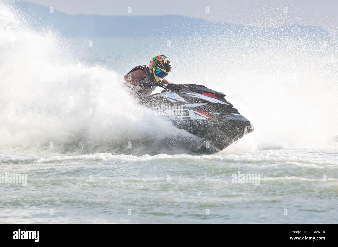 Pattaya, Thaïlande - 6 décembre 2015 : Yousef al Abduleazzaq du Koweït participant à la classe Pro runabout de la coupe du monde de jet ski internationale à Banque D'Images
