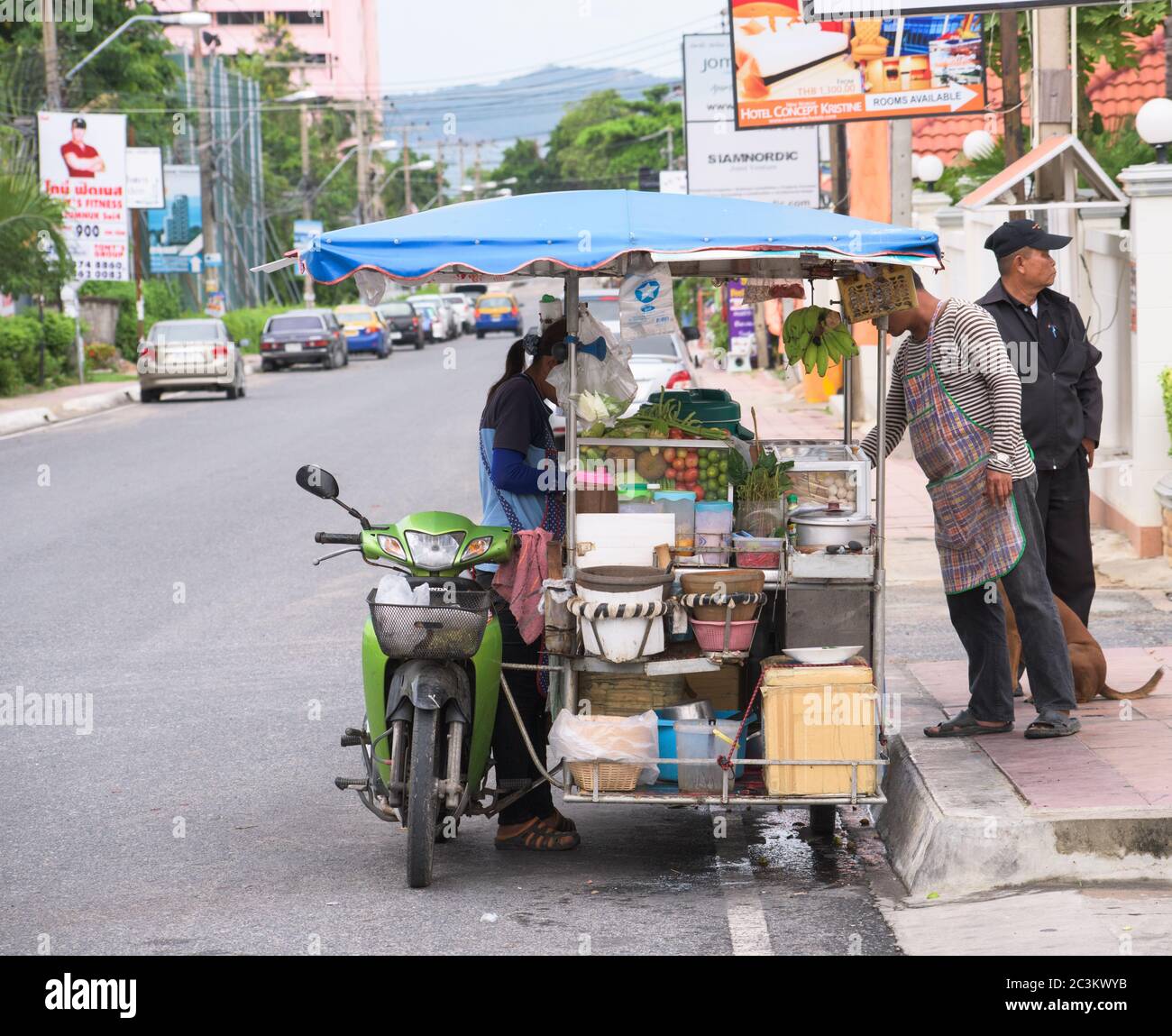 Pattaya City, Thaïlande - 26 juin 2015: La Thaïlande est célèbre pour sa cuisine de rue, qui est savoureuse et peut être achetée partout autour de la montre. Voici un Banque D'Images
