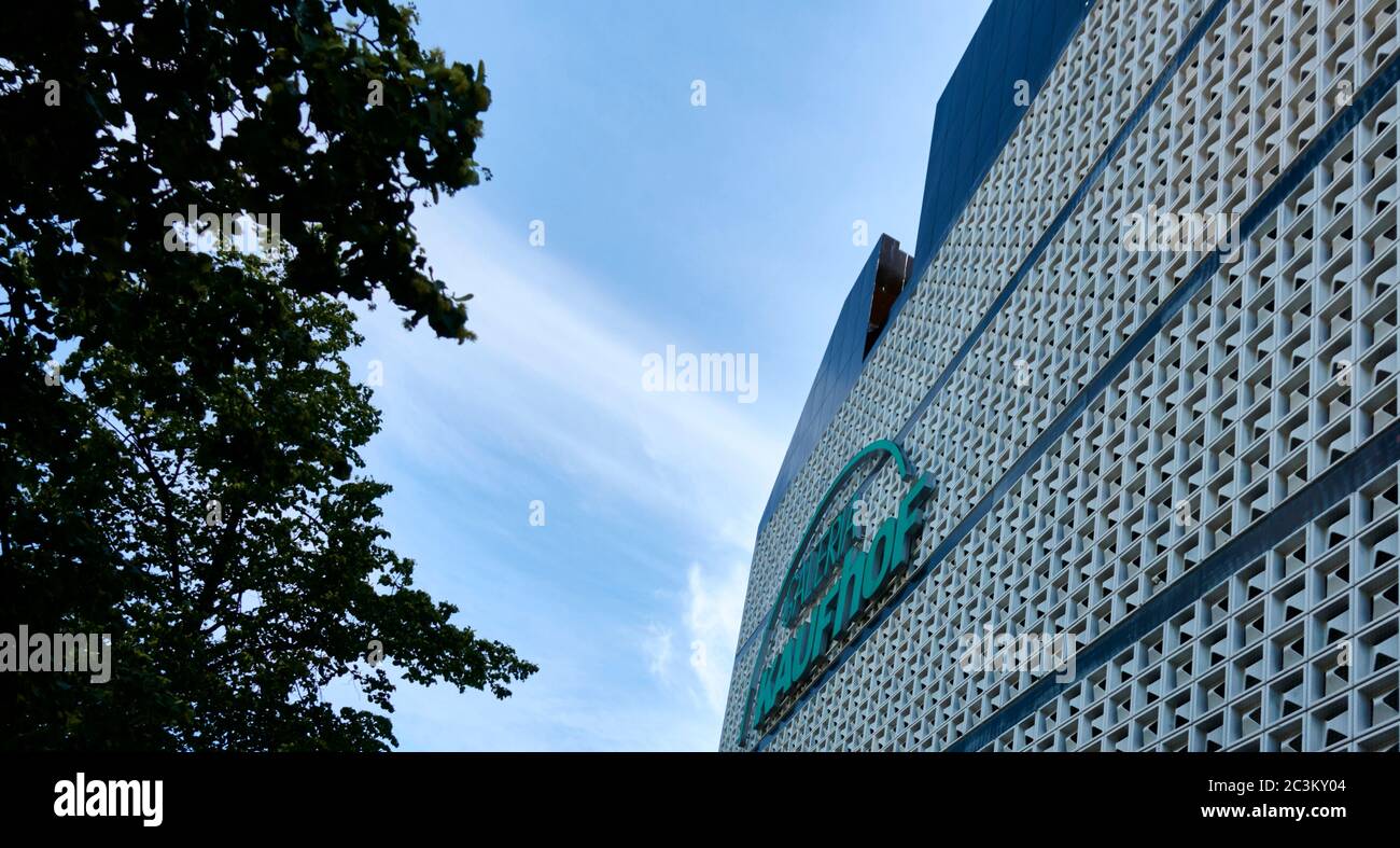 Braunschweig, Allemagne, 20 juin 2020 : façade du grand magasin Galeria Kaufhof avec le lettrage de la chaîne de grands magasins en difficulté Banque D'Images