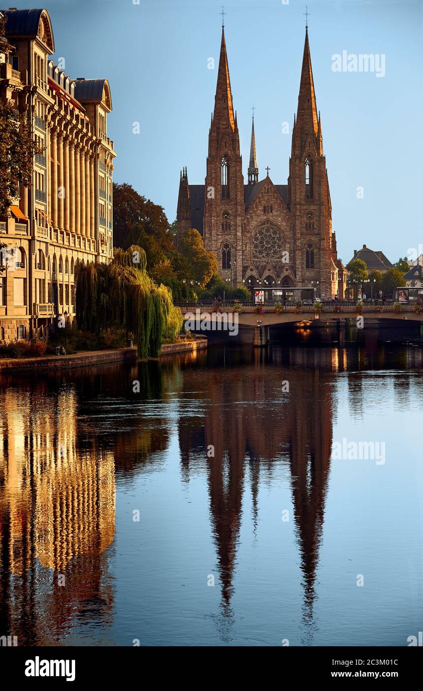 Photo verticale de l'église Saint-Paul à Strasbourg, France Banque D'Images