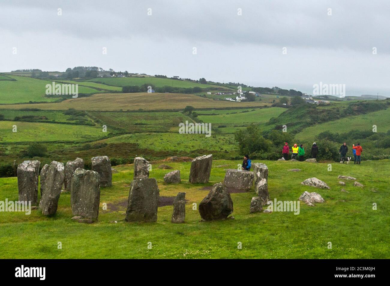 Glandore, West Cork, Irlande. 21 juin 2020. Le soleil se lève derrière la couverture nuageuse au-dessus du cercle de pierres de Drombeg, marquant le début du solstice d'été, le plus long jour de l'année. Le cercle de pierre de Drombeg, également connu sous le nom d'autel des Druides, est un cercle de pierre mégalithique. Crédit : AG News/Alay Live News Banque D'Images