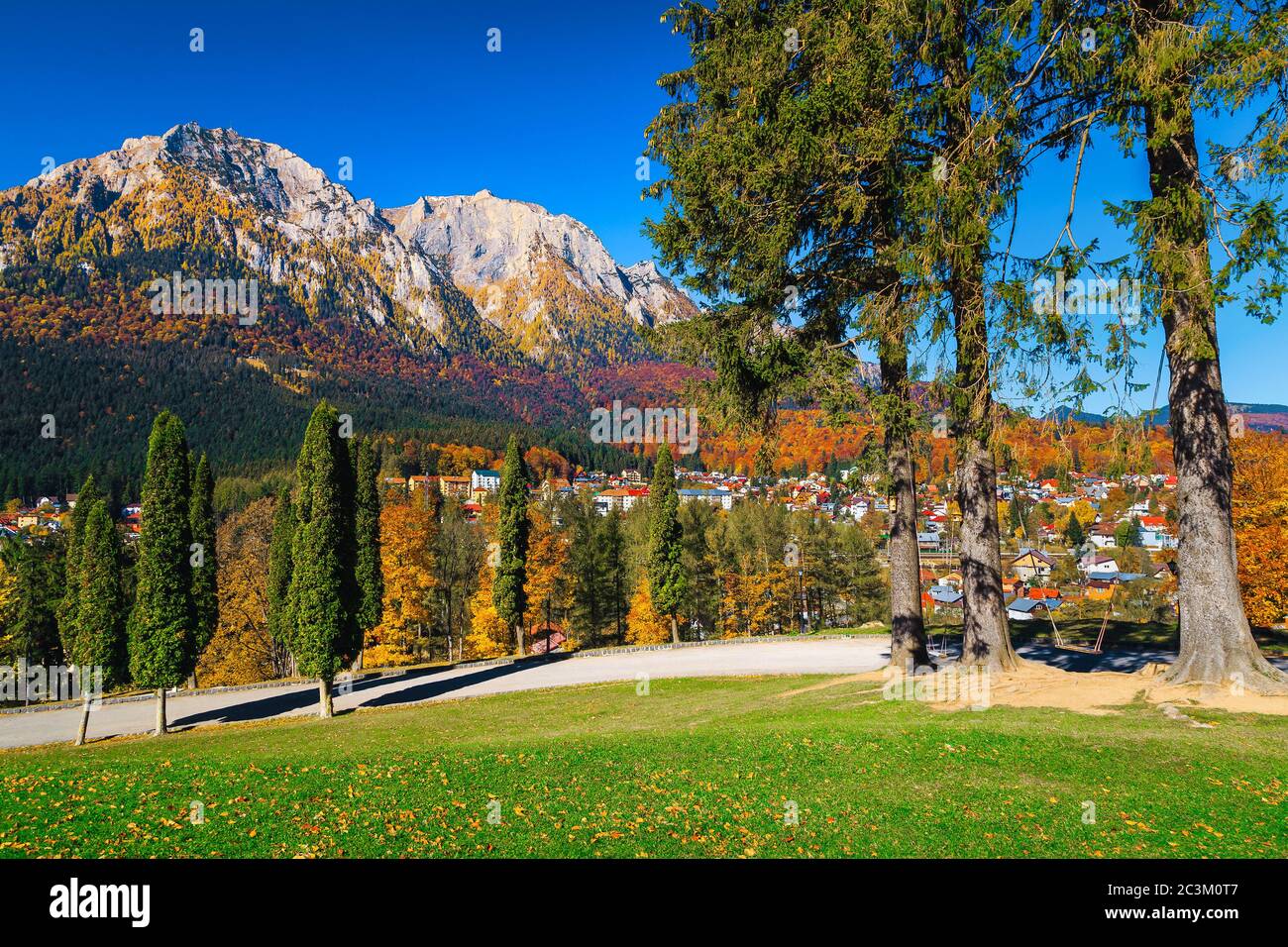 Busteni station touristique dans la vallée de Prahova et les belles montagnes de Bucegi en arrière-plan. Célèbre lieu d'excursion en Roumanie, Europe Banque D'Images