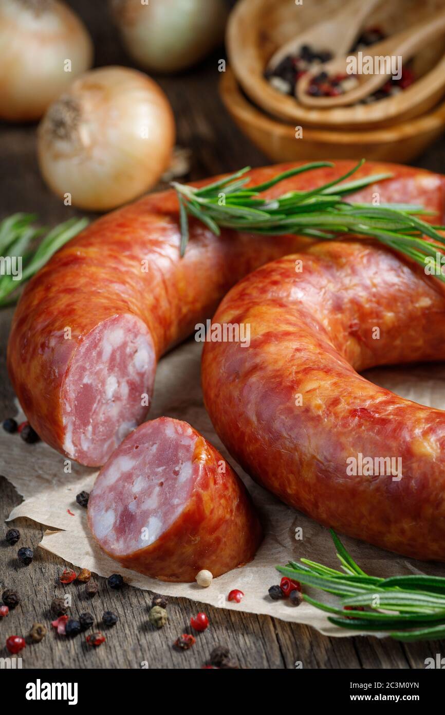 Saucisse fumée sur une table en bois. Style rustique. Banque D'Images