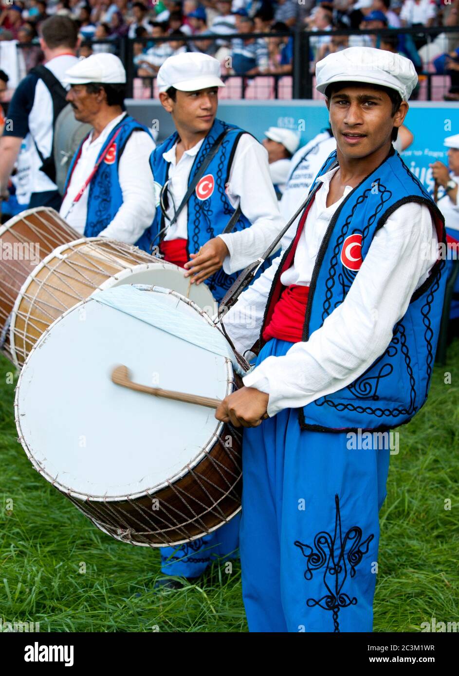 Des musiciens tziganes jouant des tambours se produisent au Kirkpinar Turque Oil Wrestling Festival à Edirne en Turquie. Banque D'Images