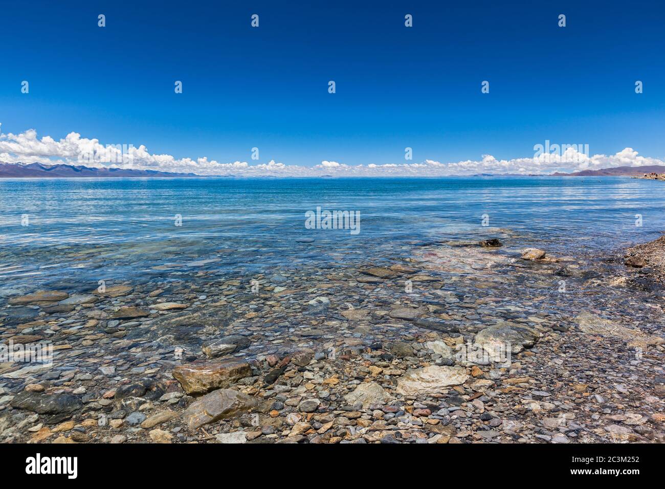 Vue panoramique imprenable sur le lac Namtso (lac Nam, Tengri NOR) montagnes de l'ouest de Nyenchen Tanglha sur le plateau de Qing Zang, journée ensoleillée d'été avec coul bleu ciel Banque D'Images