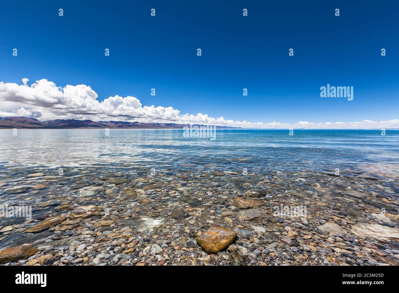 Vue panoramique imprenable sur le lac Namtso (lac Nam, Tengri NOR) montagnes de l'ouest de Nyenchen Tanglha sur le plateau de Qing Zang, journée ensoleillée d'été avec coul bleu ciel Banque D'Images