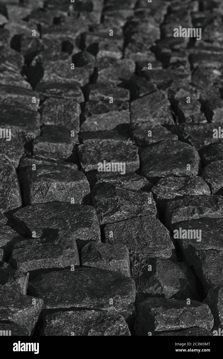 Prise de vue verticale en niveaux de gris grand angle d'un sol noir pavé Banque D'Images