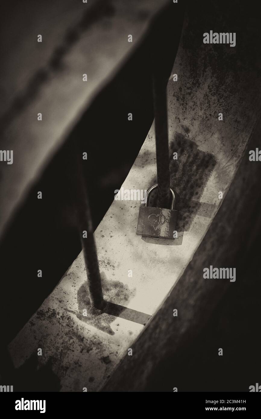 Prise de vue verticale en niveaux de gris en grand angle d'un cœur gravé le verrou Banque D'Images
