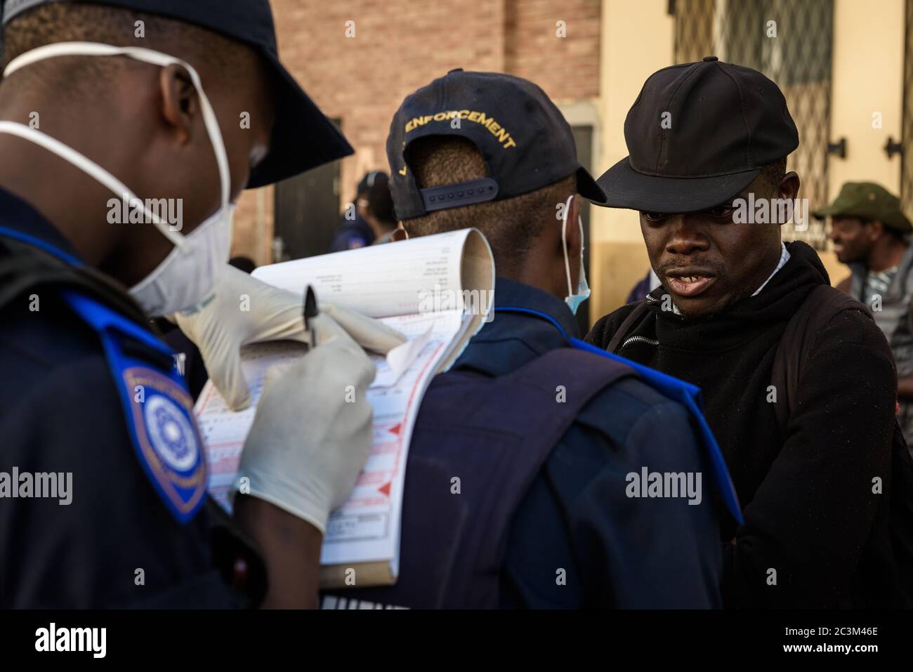 La police sud-africaine inflige des amendes aux réfugiés nationaux étrangers africains sans abri pour avoir violé les règlements d'application de la ville du Cap lors de l'épidémie de coronavirus Banque D'Images
