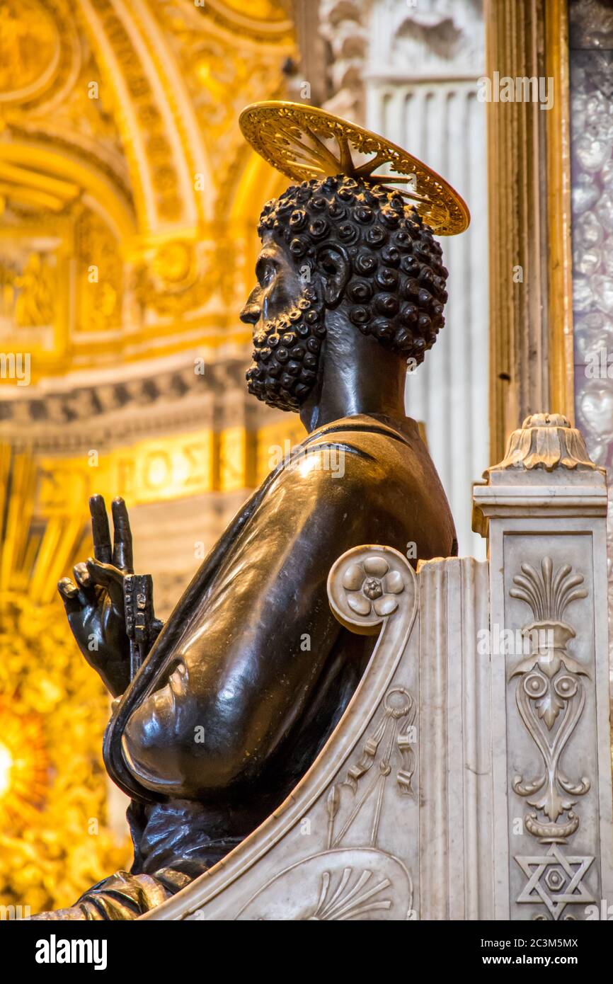 Statue en bronze de Saint Pierre dans la basilique Saint-Pierre du Vatican Banque D'Images