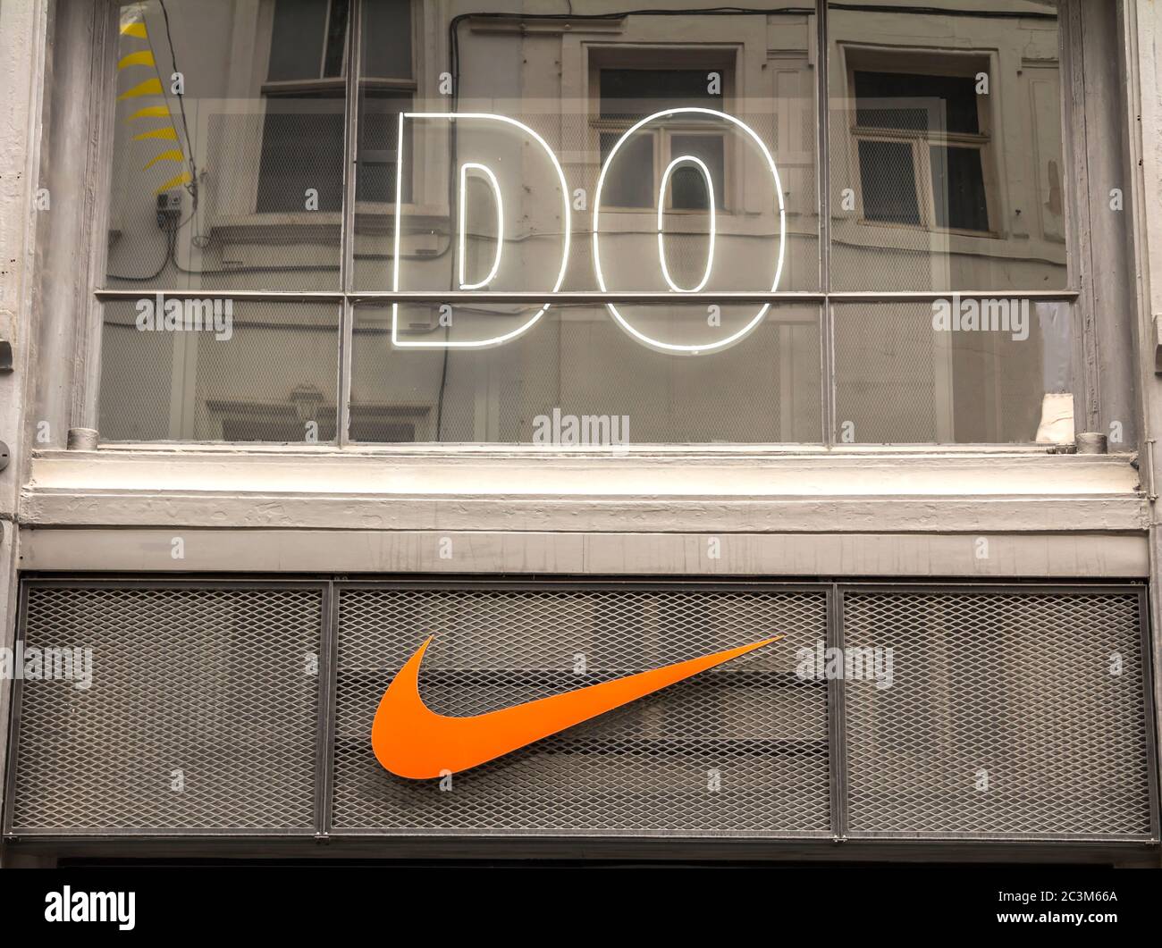 Bruxelles, BELGIQUE - 7 juillet 2019 : logo Nike. Nike est un vêtement de sport mondial et les magasins Nike sont situés dans le monde entier Banque D'Images