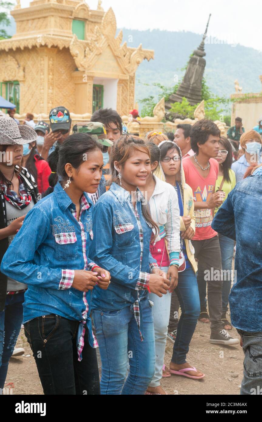 PAILIN - 14 AVRIL : des adolescents cambodgiens dansent en célébrant Songkran, le nouvel an khmer à Pailin, Cambodge, le 14 avril 2012. Banque D'Images