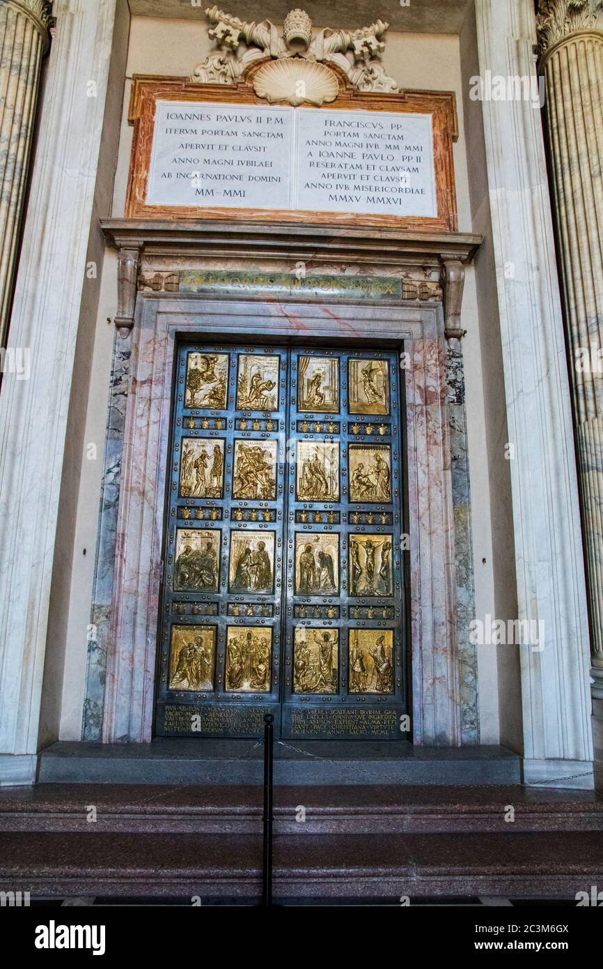 L'entrée de la porte Sainte à la basilique Saint-Pierre du Vatican Photo  Stock - Alamy