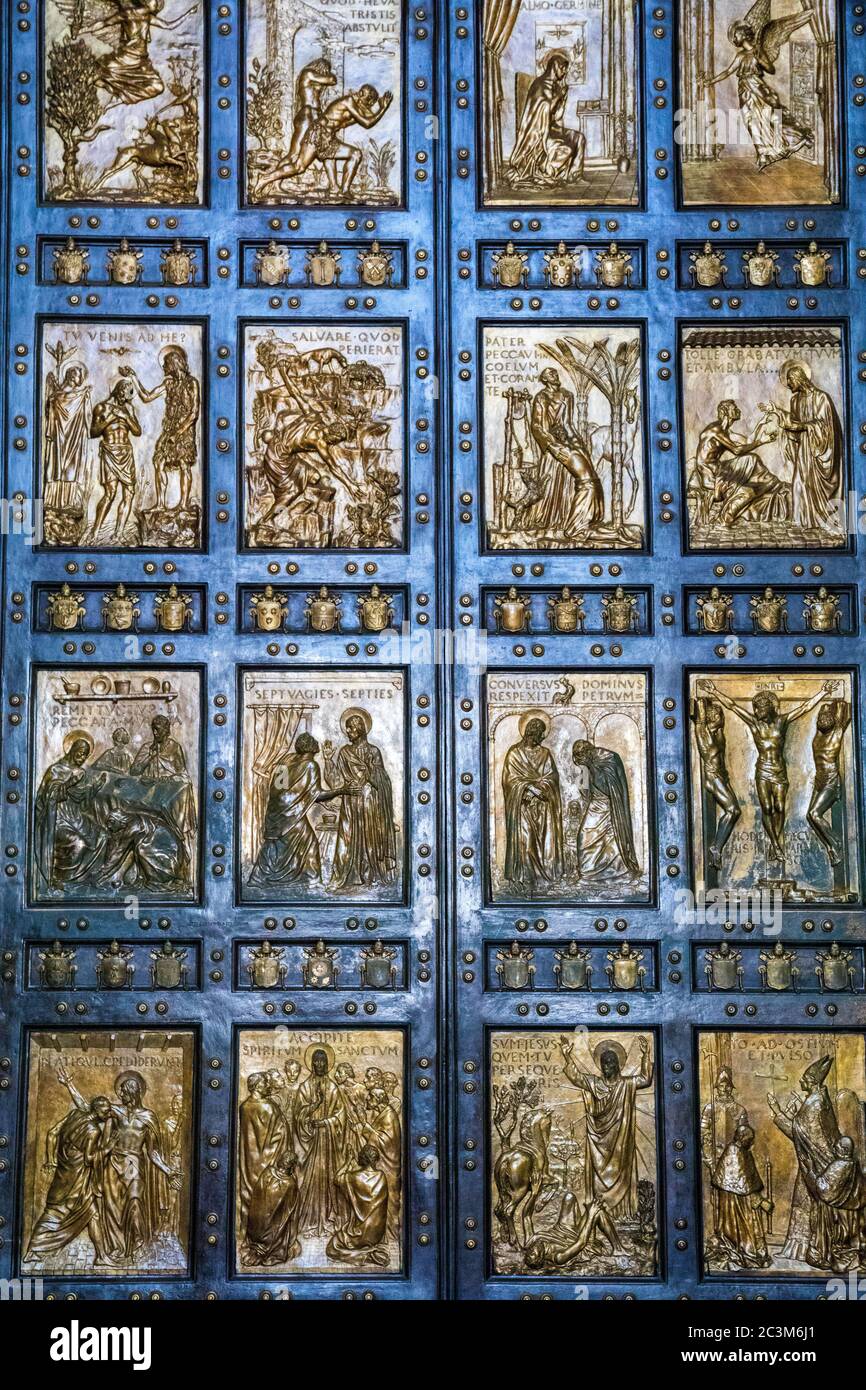 L'entrée de la porte Sainte à la basilique Saint-Pierre du Vatican Banque D'Images