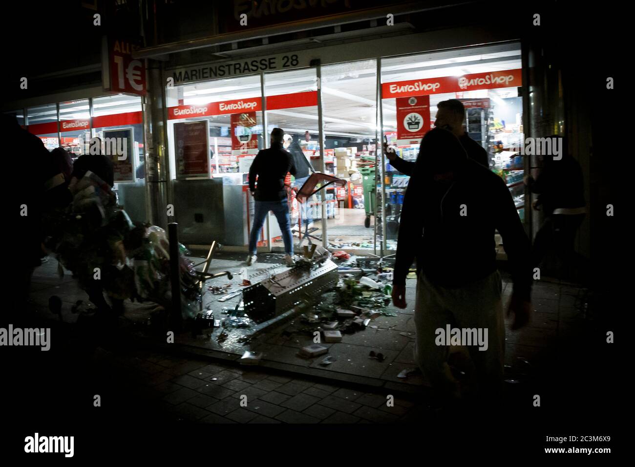 Stuttgart, Allemagne. 21 juin 2020. Les gens se trouvent devant une boutique pillée de Marienstraße. Lors d'affrontements avec la police, des dizaines de petits groupes violents ont ravagé le centre-ville et blessé plusieurs officiers. Crédit : Julian Rettig/dpa/Alay Live News Banque D'Images