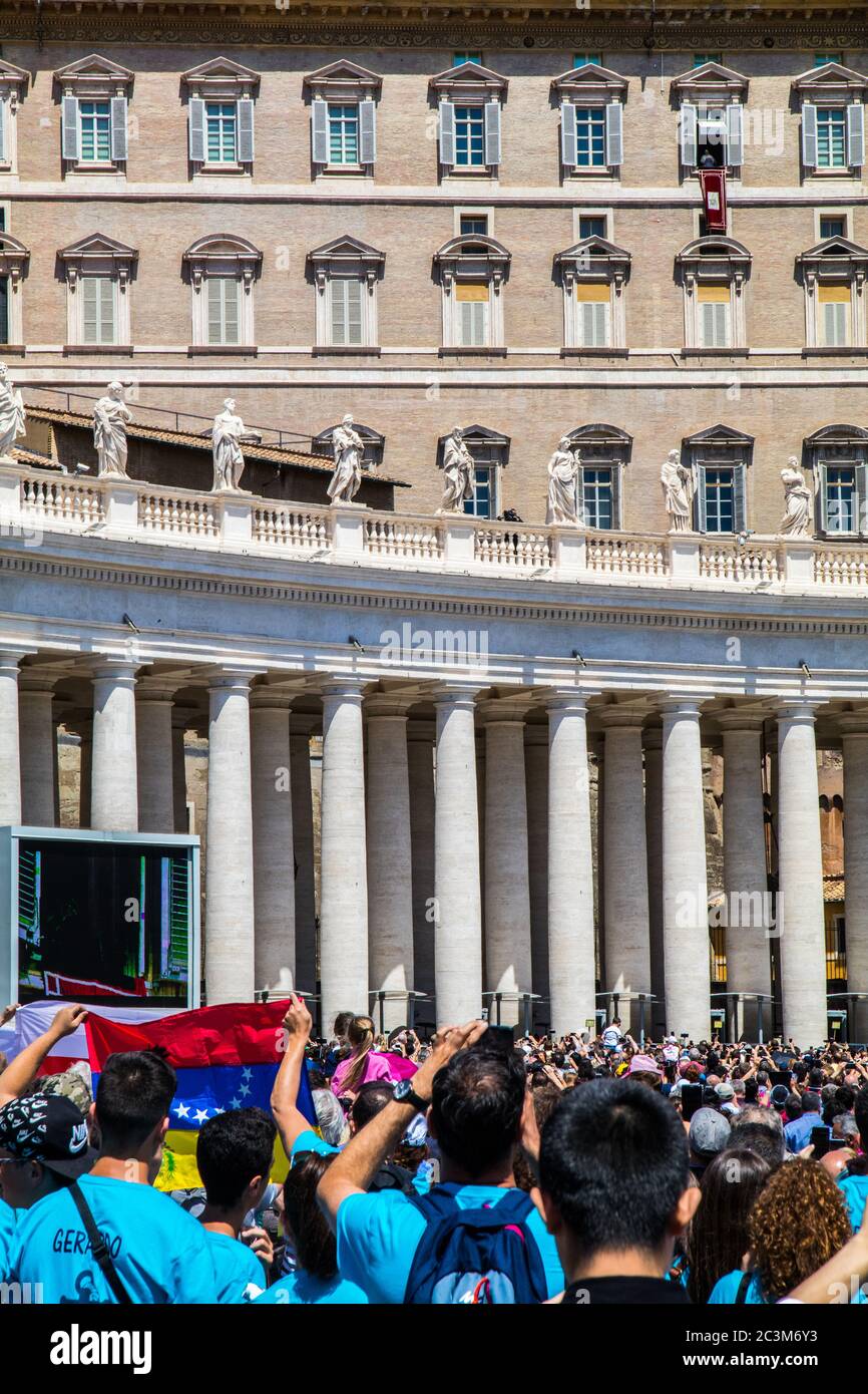 Les pèlerins se rassemblent dimanche sur la place Saint-Pierre pour voir et entendre le Pape François offrir prières et bénédictions. Vatican Banque D'Images