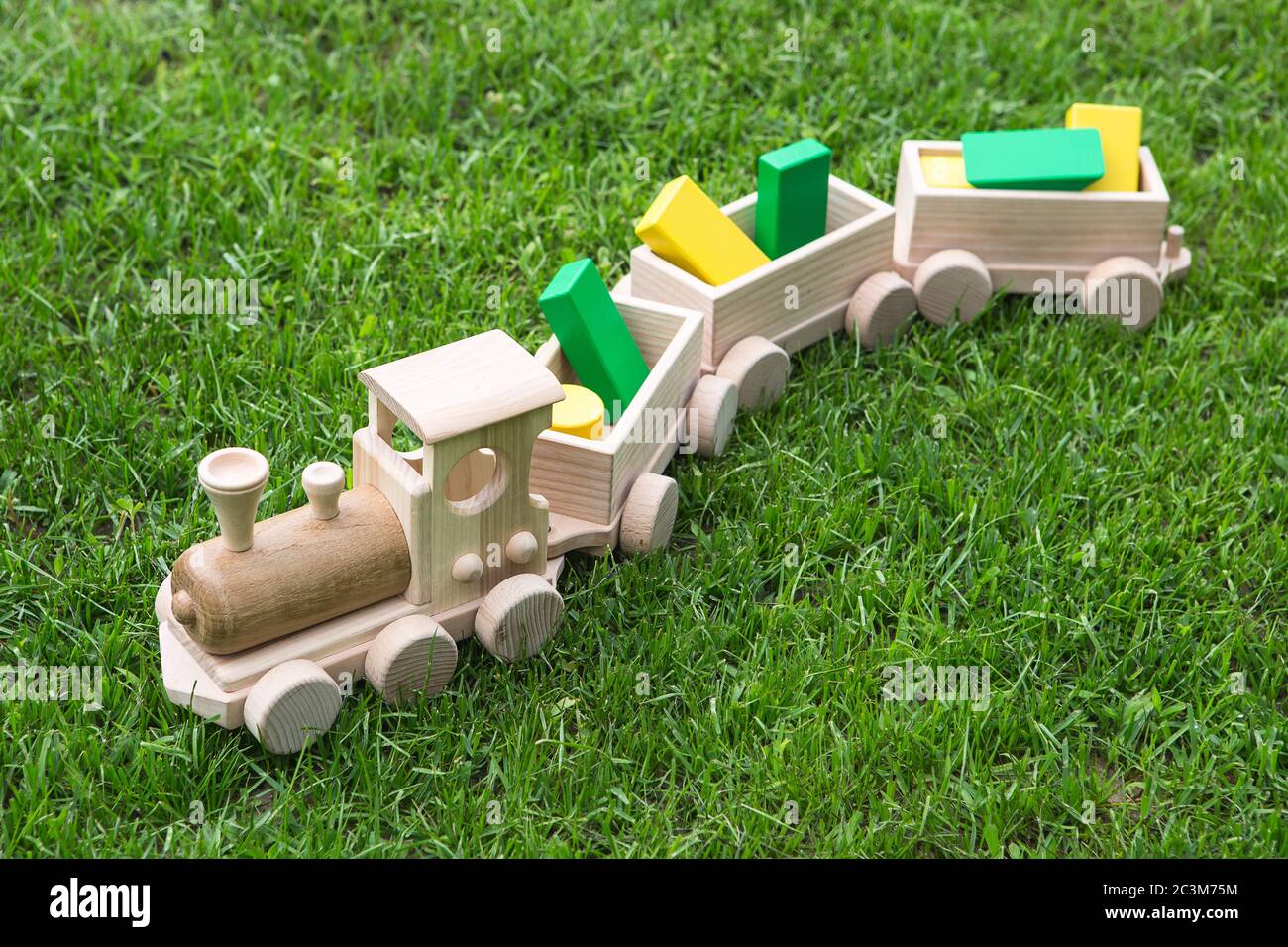 Jouets en bois pour enfants. Train en bois pour enfants avec wagons. Ensemble de construction en bois naturel. Matériel pédagogique. Locomotive de bois pour enfants avec var Banque D'Images