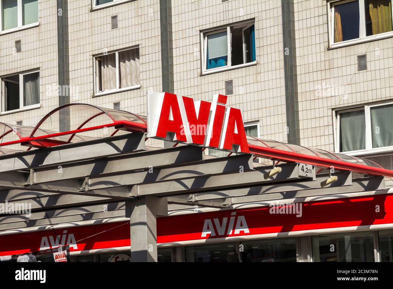Nurnberg, Allemagne, août 11,2019 : panneau Avia à la station-service contre le mur. Avec environ 3,000 stations de remplissage Avia est le groupe le plus largement utilisé independide Banque D'Images