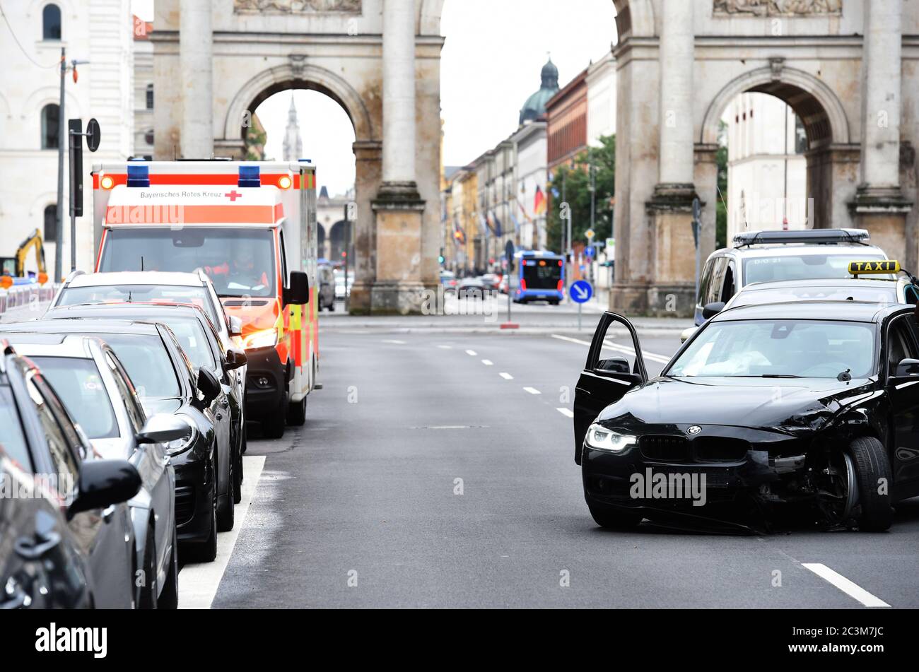 Munich, Allemagne. 20 juin 2020. Une voiture qui a perdu le contrôle en conduisant et qui a causé un accident est garée à côté d'une ambulance devant le Siegestor sur Leopoldstraße. Credit: Felix Hörhager/dpa/Alay Live News Banque D'Images