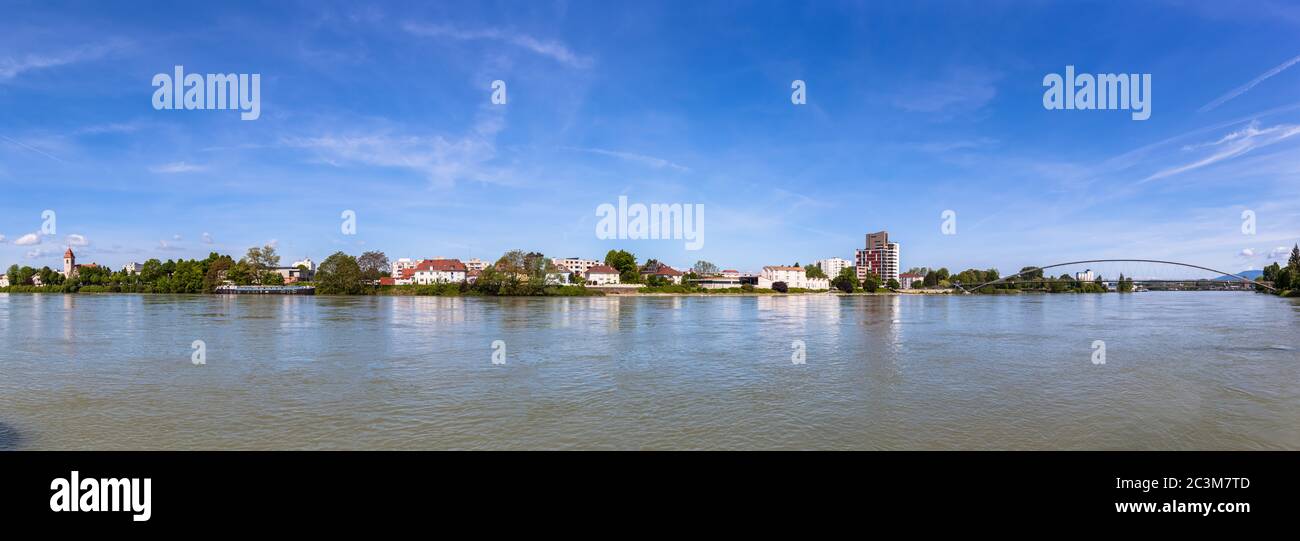 Vue panoramique sur le Rhin à la frontière de la Suisse, de la France et de l'Allemagne, à Bâle (Dreilandereck), sur le bord du Rhin. Banque D'Images