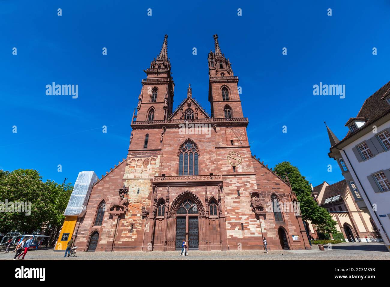 Vue de face de la cathédrale historique de Bâle Minster, à Bâle, en Suisse. Banque D'Images