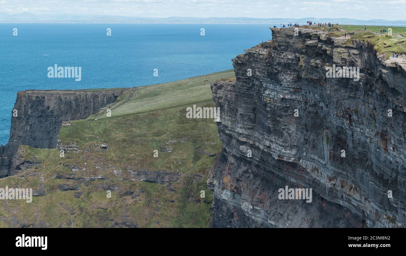 Vue sur les célèbres falaises de Moher dans le comté de Clare Irlande. Site touristique de la nature irlandaise le long de la sauvage atlantic Way. Banque D'Images