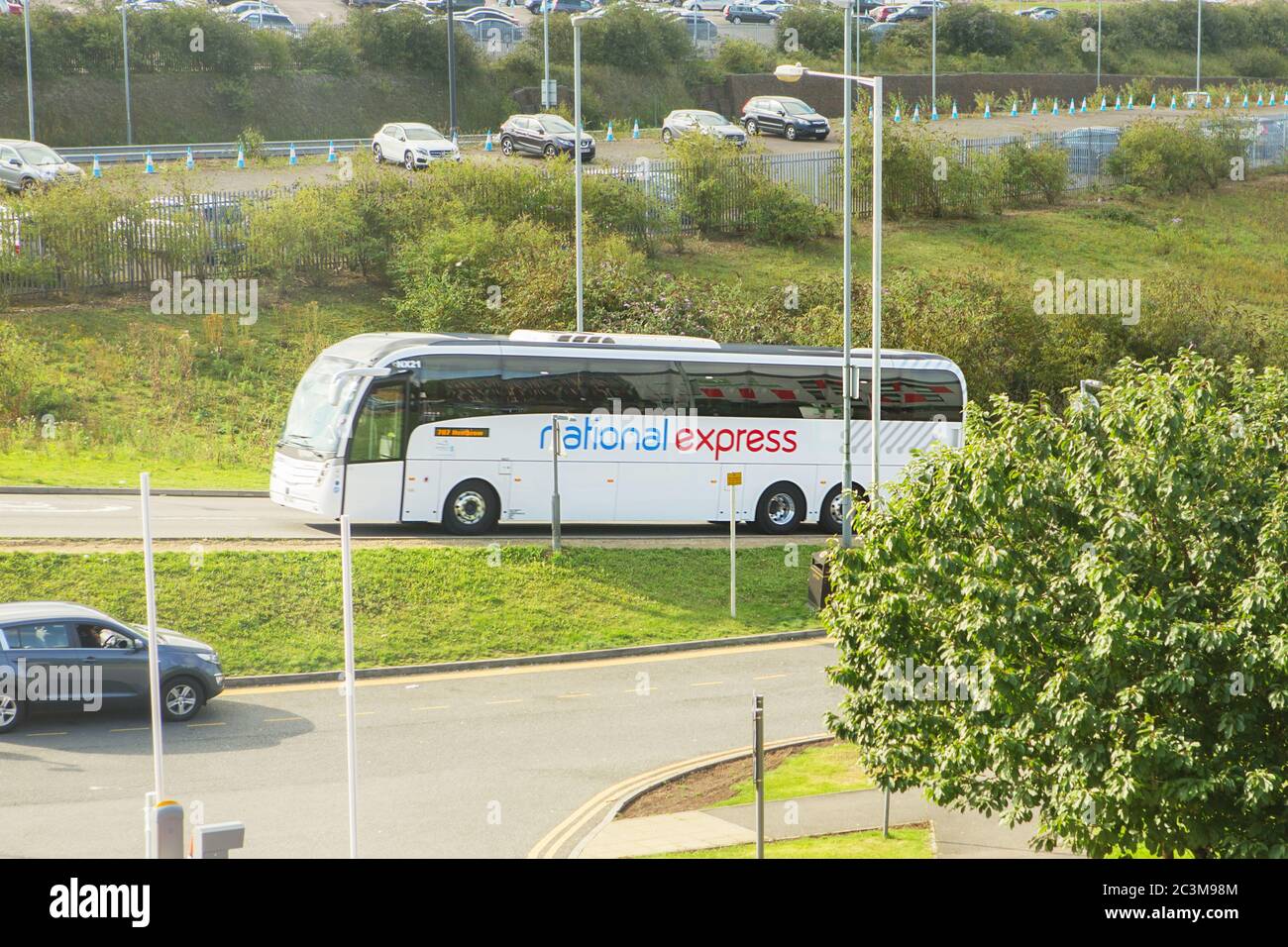 LONDRES - 18 AOÛT 2017 : National Express bus à l'aéroport de Londres Luton. Vue de l'hôtel Ibis Banque D'Images